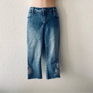 Chico’s Perfect Stretch Slim Leg Capri White Floral Embroidery on Legs S 6